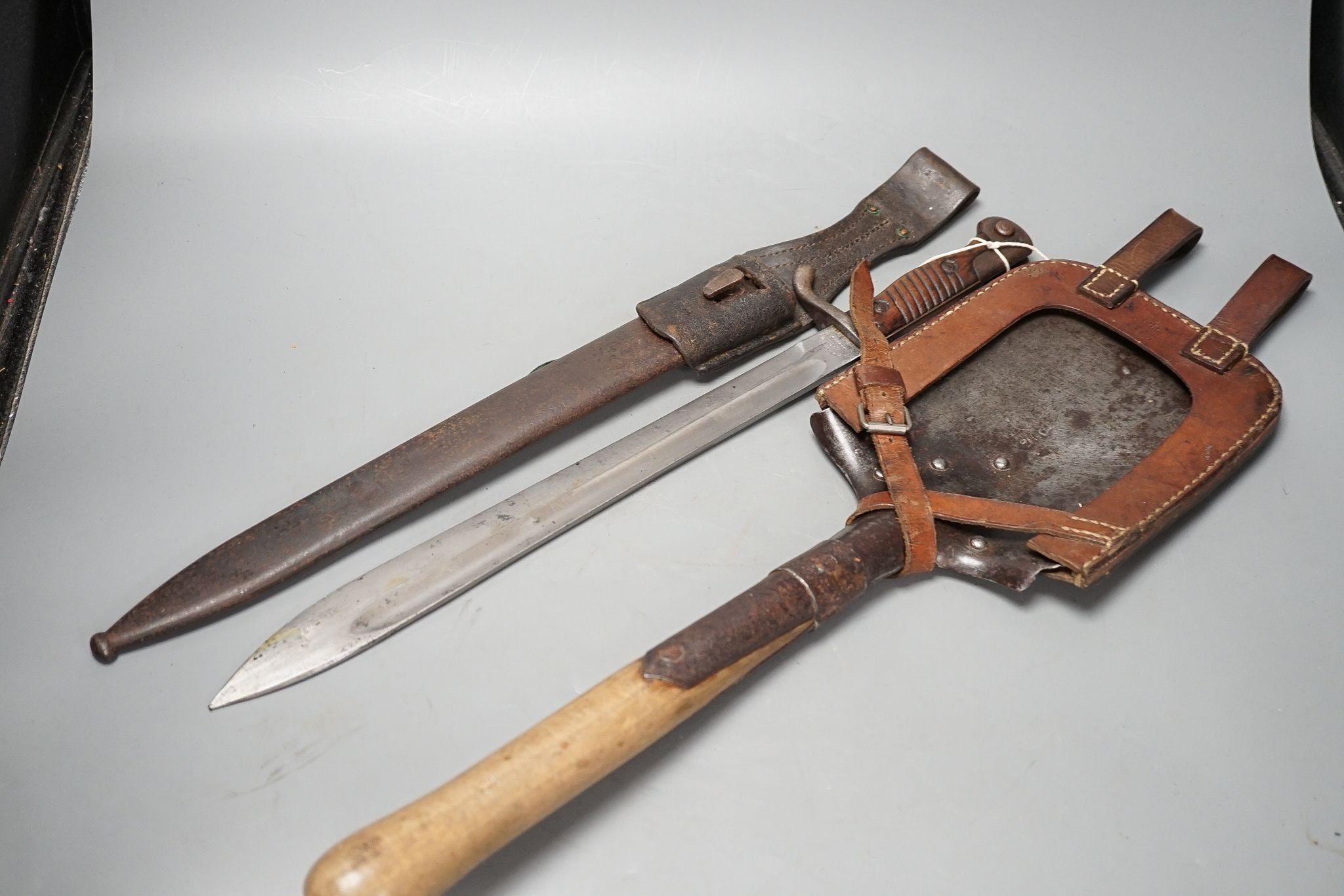 UA WWI German pioneer's spade, in leather mount, and a H.Mundeos & Co. bayonet with scabbard